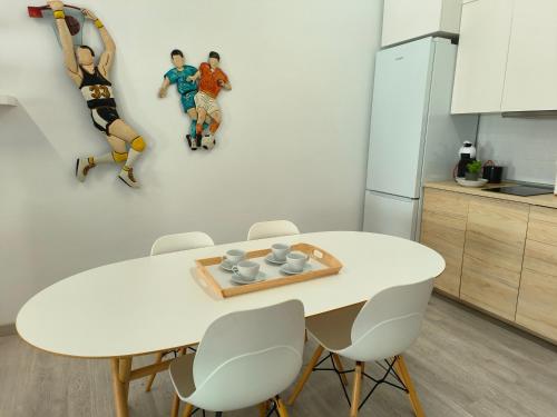 een witte eetkamer met een witte tafel en stoelen bij Cruz Verde - Centro Histórico - Vivienda Vacacional in Santa Cruz de Tenerife