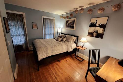 um quarto com uma cama e piso em madeira em Rochester Kodak Themed 2 Bedroom Apt With Parking em Rochester