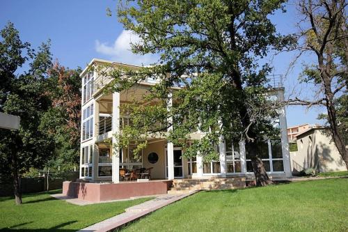 蘇托莫雷的住宿－Villa Sutomore，前面有草坪的大白色房子