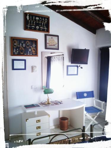 a room with a desk and two chairs and a tv at Albergo Julienne in Arba