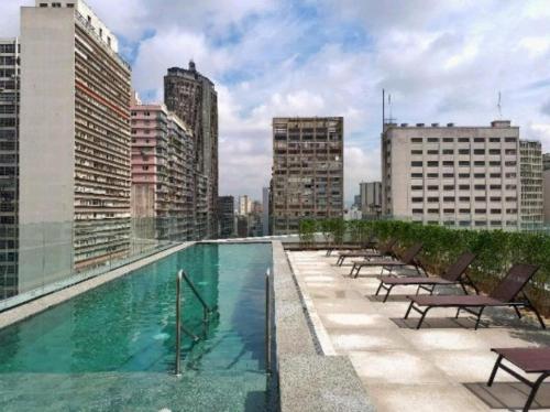 una piscina en la azotea de un edificio en Studio Aconchegante! 1116, en São Paulo