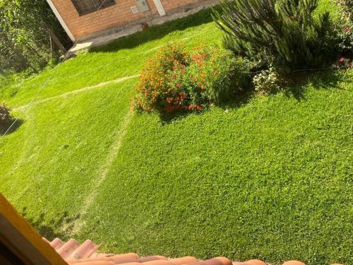an aerial view of a yard with green grass and flowers at Cabaña Villa Makus in Paipa