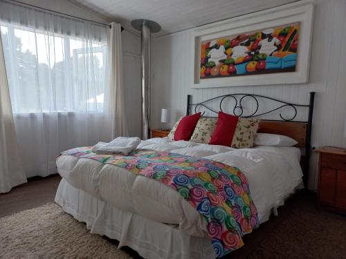Un dormitorio con una cama grande y una ventana en Hostería Alemana en Villarrica