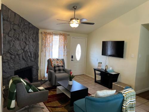 Una sala de estar con chimenea y televisión. en Cozy and relaxing home in downtown Frisco, en Frisco