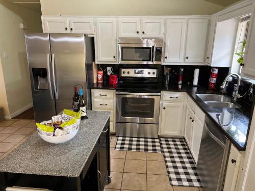 Una cocina o zona de cocina en Cozy and relaxing home in downtown Frisco