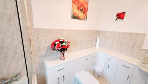 Bilik mandi di Rose Villa- Great For Long & Short Stays!!!