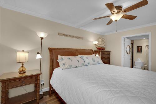 1 dormitorio con 1 cama y ventilador de techo en Island Echos #2E, en Fort Walton Beach