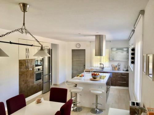 una cucina con tavolo e sedie in una stanza di Villa Torrealta, 4000 m2, estancia mínima en verano 7 días de sábado a sábado a Cadice