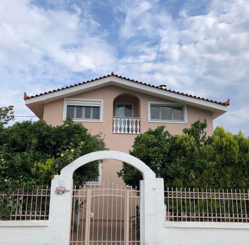 una casa con una puerta y una valla en Eretria’s Villa, en Eretria