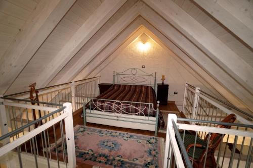 um quarto com uma cama num sótão em CASA DEL CECCO em Trontano