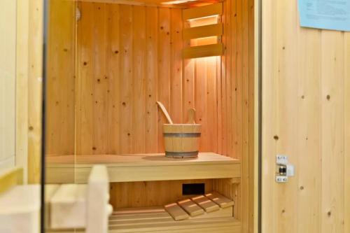 a sauna with a bucket in a wooden wall at Vakantiehuis met Luxe Tuin dichtbij het strand in Kamperland
