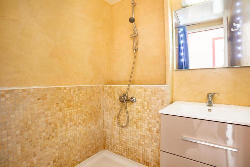 uma casa de banho com um chuveiro e um lavatório. em Villa Appartement Garden Seaside 2 rooms 5 persons em Agay - Saint-Raphaël