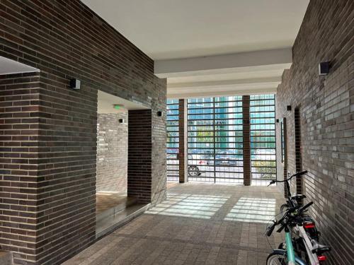 una bicicletta parcheggiata in una stanza con un muro di mattoni di Smart Apartment Ogrodowa a Varsavia