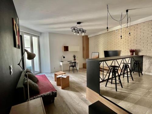 a living room and a kitchen with a bar in it at Smart Apartment Ogrodowa in Warsaw