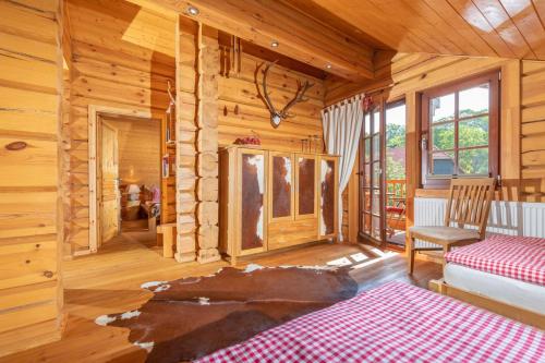 Cabaña de madera con cama y sofá en una habitación en Chalet zum Salamander, en Ilsenburg