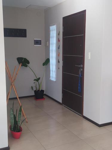 una habitación con dos macetas y una puerta en La Casa de Vero en Acantilados, en Mar del Plata