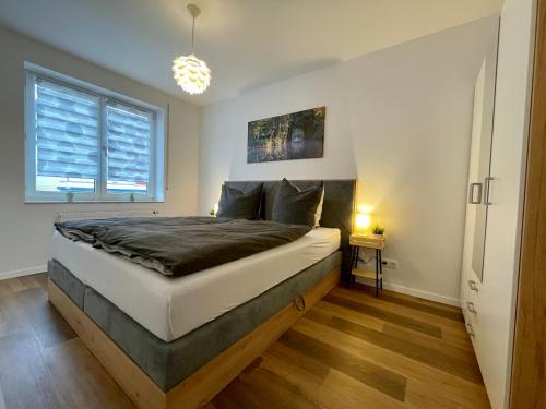 Tempat tidur dalam kamar di Moderne Wohnung mit Sauna nahe Burg im Spreewald