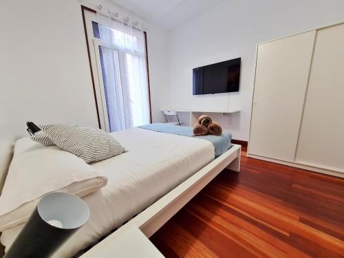 1 dormitorio con 1 cama grande y TV en la pared en Pension Yoldi, en San Sebastián