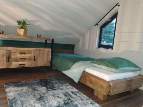 um quarto com uma cama e uma janela numa tenda em Wooden cave em Diessen