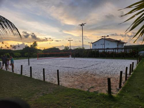 a volleyball court in the middle of a field at Tree Bies Resort Subaúma - Apartamento particular in Subaúma