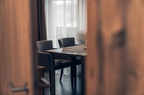 a table and chairs in a room with a window at Ferienwohnung Nassfeld in Tröpolach