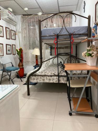 グアヤキルにあるCasa Paraísoの二段ベッド2台、デスクが備わる客室です。