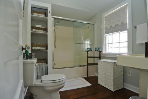 een badkamer met een douche, een toilet en een wastafel bij Coor-Bishop Dependency in New Bern
