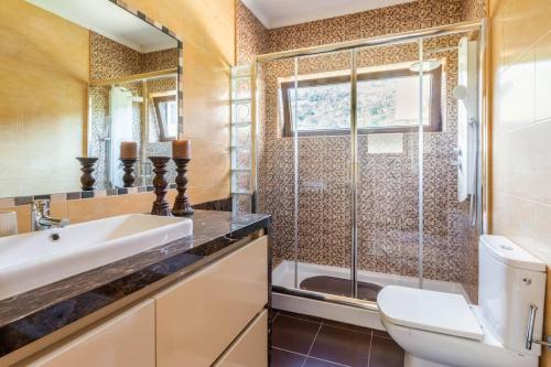 uma casa de banho com um lavatório e um chuveiro. em Casa da Barragem Douro em Cinfães