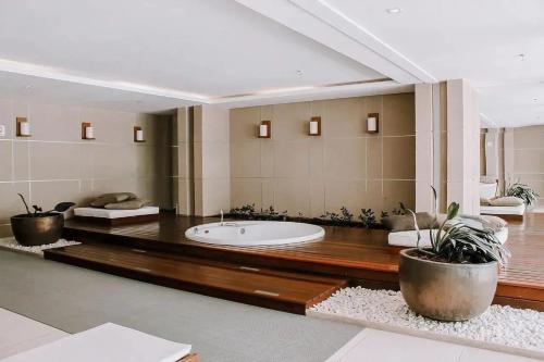 un ampio bagno con vasca in una stanza di In Mare Bali Resort com Vista Mar by Qavi a Parnamirim