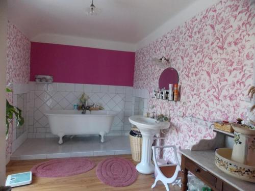 ロズ・シュル・クエノンにあるケル フランコーゼン ルノディエールのピンクのバスルーム(バスタブ、シンク付)