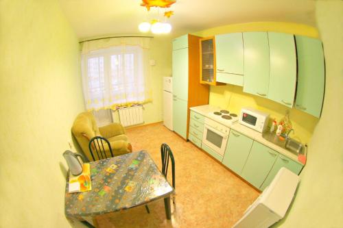 チタにあるDekabrist Apartment on Ingodinskaya 29の小さなキッチン(テーブル付)、ダイニングルーム
