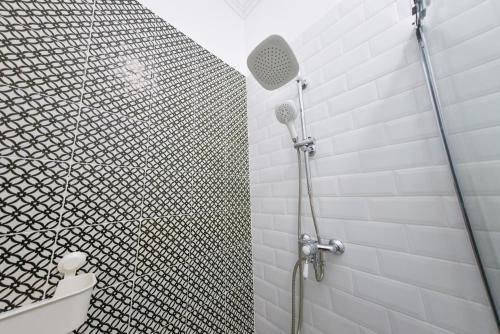 A bathroom at Victoria's Old Town Deluxe Apartment