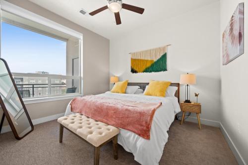 1 dormitorio con cama y ventana en King BD-City View-SLC Walking Wonderland-, en Salt Lake City