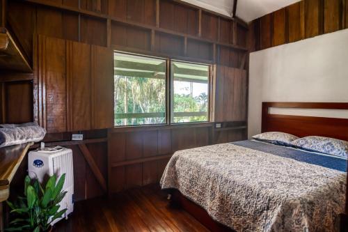 1 dormitorio con cama y ventana en Finca San Tocuar, en Río Cuarto