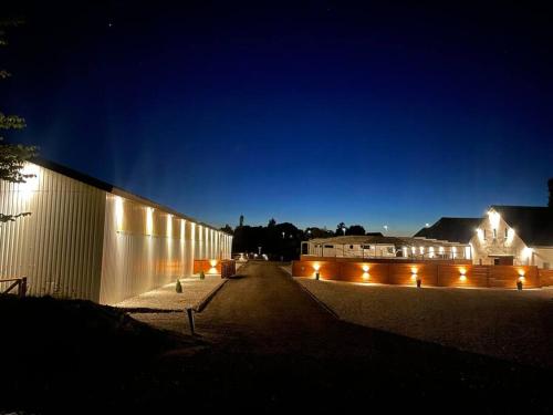 un bâtiment avec des lumières sur son côté la nuit dans l'établissement Stor rummelig lejlighed med egen P-plads, à Kolding