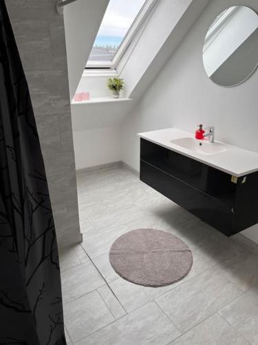 a bathroom with a sink and a mirror at 3 værelses lejlighed med hems - 4 in Kolding