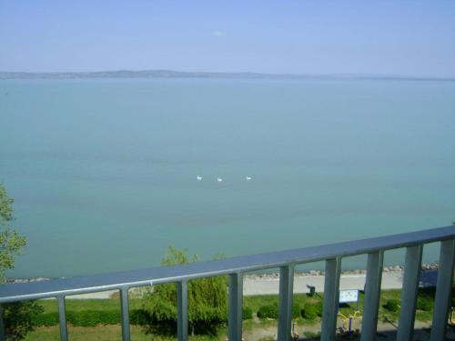 ein Blick auf den Strand von einem Balkon in der Unterkunft Piroska Wellness Apartman Siófok in Siófok