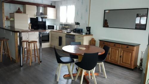 - une cuisine avec une table et des chaises dans la chambre dans l'établissement Superbe T3 de 85 mètres Carrés, à Toulouse