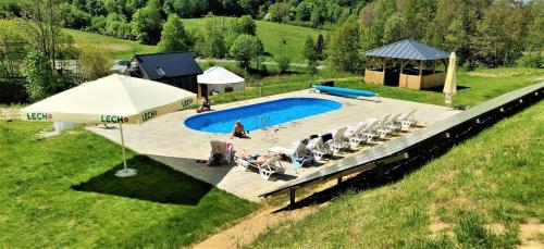 una vista aérea de una piscina con sombrilla en Glamping Dolina 