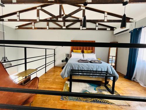 1 dormitorio con cama y guitarra en Kates Nest Guesthouse Oshakati, en Oshakati