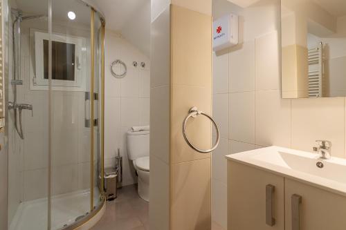 łazienka z prysznicem, umywalką i toaletą w obiekcie Konporte, Vivienda Turística Renovada con Wifi y Garaje w mieście Getxo