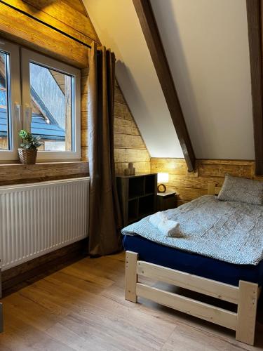 En eller flere senge i et værelse på Cichosza domek w Szczyrku