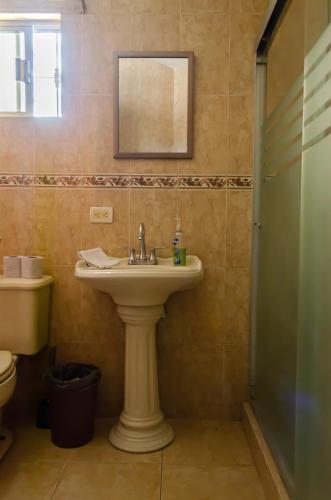 a bathroom with a sink and a mirror at Alojamiento completo 3 habitaciones (se puede facturar) in Chihuahua