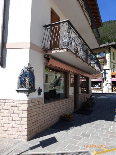a restaurant with a balcony on the side of a building at Appartamento "Tudaio" - Corte 12 in Auronzo di Cadore