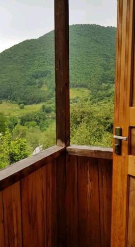 una puerta de madera abierta con vistas a la montaña en VARD-CIKHE, en Khulo