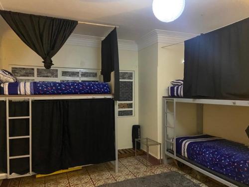 Habitación con 2 literas en una habitación en Hostel Cuatro Estaciones, en Puebla