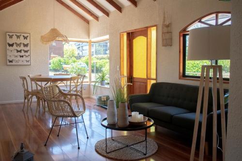 sala de estar con sofá y mesa en Cabañas Montenegro, en Villarrica