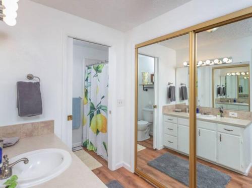 Bathroom sa Experience Nirvana with artwork collections from around the globe Located in Lakewood neighborhood in SE Boise next to a park, Minutes from Bown Crossing and the Boise River, 10 minutes to downtown, 4 beds, sleeps 8, pets welcome in large fenced in yard