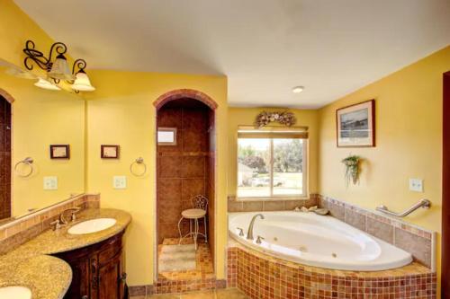 Billede fra billedgalleriet på Mountain View Retreat in Nampa! Million dollar views from the panoramic windows, 6 bedrooms! Sleeps 14! Have your wedding or family reunion or retreat here on our hillside i Nampa