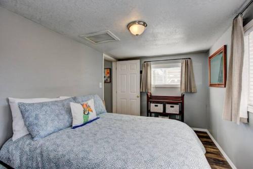 Ένα ή περισσότερα κρεβάτια σε δωμάτιο στο Red Bench Cottage Ideal location near parks, trails, skiing, hiking, biking, shopping extended stays welcome